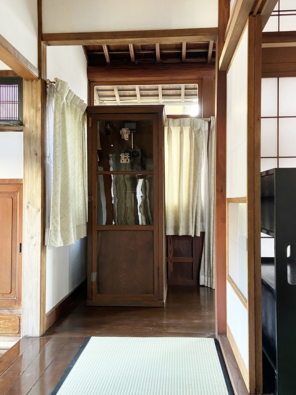 大渋沢の家　昔の電話ボックス